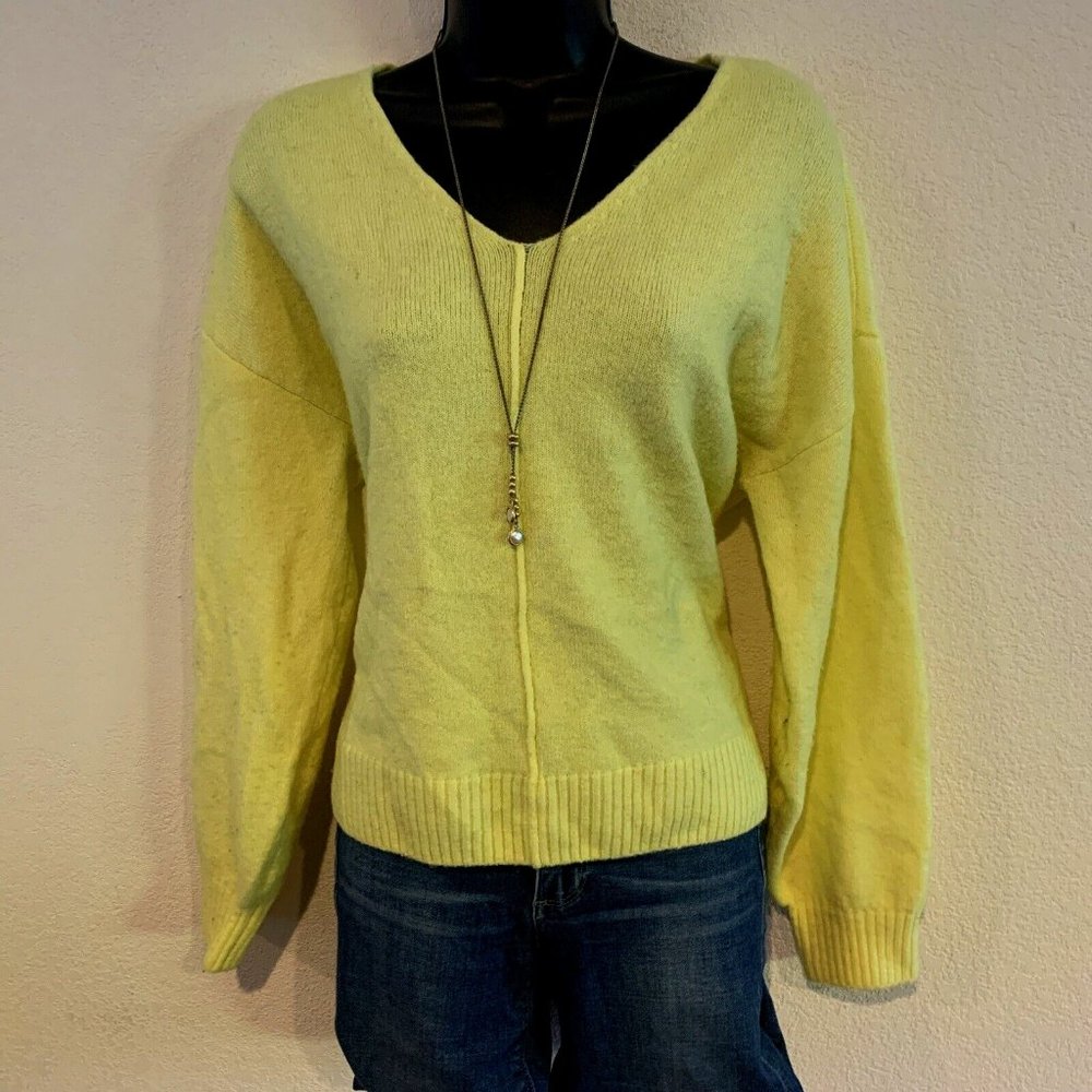 Vince Camuto V-Neck Sweater Size M Center Seam Yellow Pear Oversize Quiet Luxury